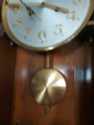 Reloj de pared antiguo de cuerda