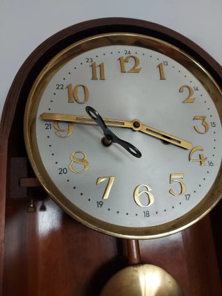 Reloj de pared antiguo de cuerda