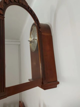 Reloj de pared antiguo de cuerda