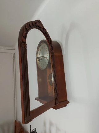 Reloj de pared antiguo de cuerda