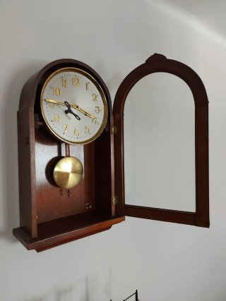 Reloj de pared antiguo de cuerda