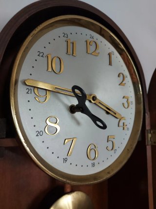 Reloj de pared antiguo de cuerda