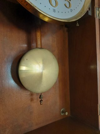Reloj de pared antiguo de cuerda