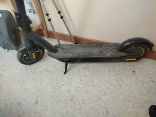 Patinete eléctrico negro