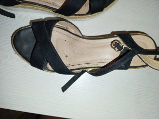 Sandalias negras de cuña