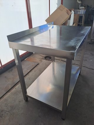 Mesa de trabajo con balda en acero inoxidable