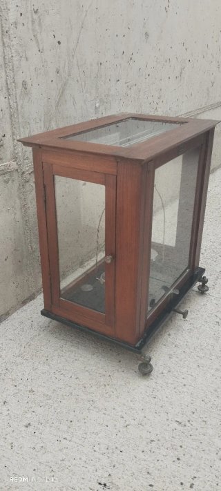 Balanza de precisión antigua de madera y cristal