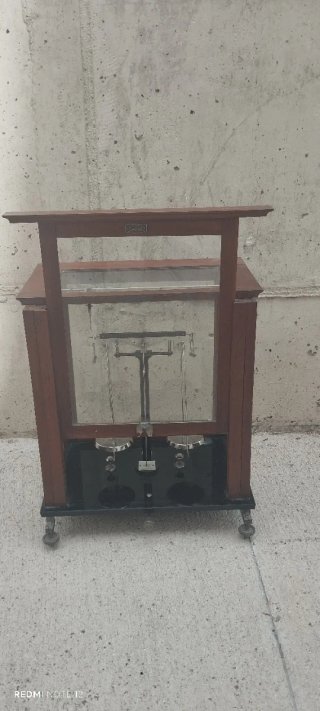 Balanza de precisión antigua de madera y cristal