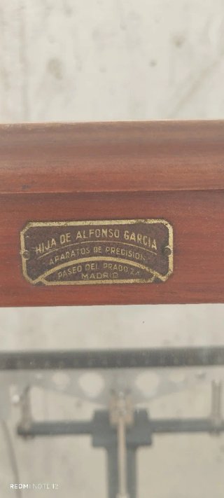 Balanza de precisión antigua de madera y cristal