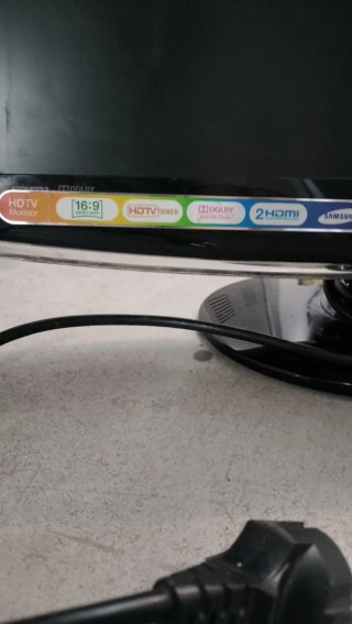 Televisor Samsung con mando a distancia