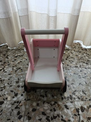 Carrito de muñecas rosa de madera