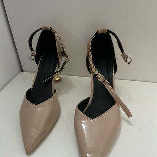 Tacones Beige con Tira y Adorno Metálico
