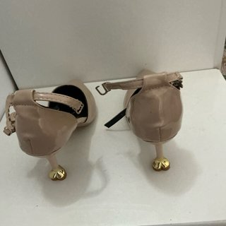 Tacones Beige con Tira y Adorno Metálico