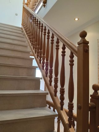 Barandilla de madera para escalera