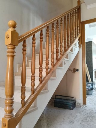 Barandilla de madera para escalera