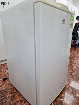 Nevera pequeña 84L Universalblue