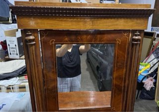 Mueble recibidor antiguo con espejo