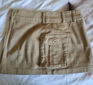Conjunto falda beige y 2 camisetas negras