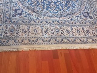 Alfombra de lana en tonos azules.