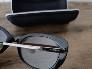 Gafas de sol Vogue negras y marrones