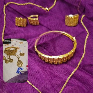 Conjunto de Joyas Doradas