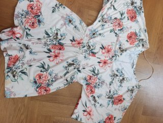 Mono floral rosa y blanco
