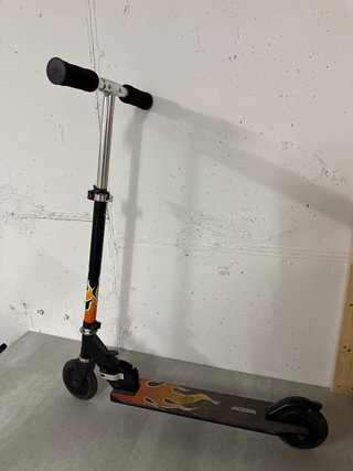 Patinete con diseño de llamas