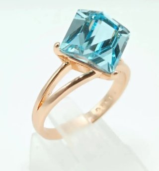 Anillo Oro 14k con aguamarina tallada.