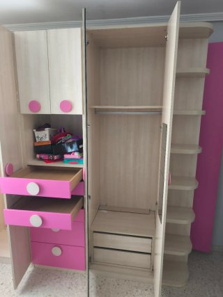 Armario infantil beige y rosa