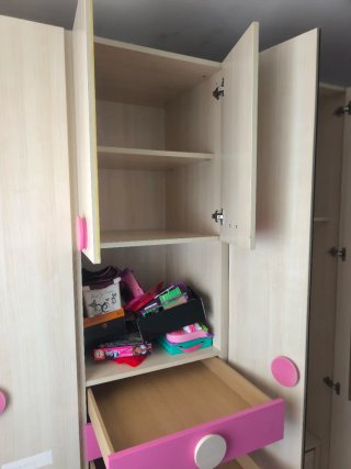 Armario infantil beige y rosa