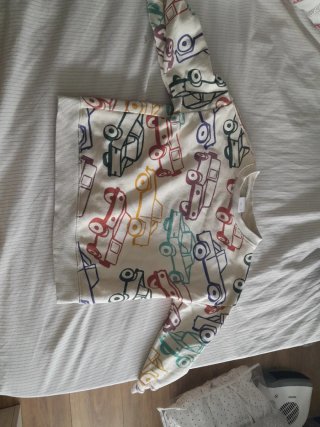 Sudadera infantil con estampado de coches
