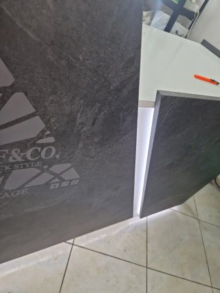 Bancone reception negozio grigio e bianco