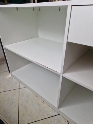 Bancone reception negozio grigio e bianco