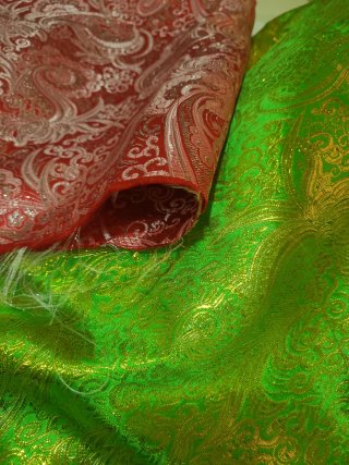 2 retales tela fantasía rojo y verde. Precio pack