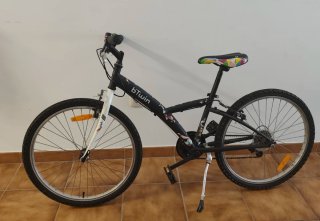 Bicicleta Btwin Negra con Diseño Divertido