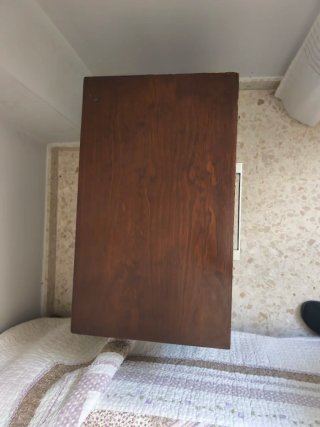 2 Mesitas de noche y cómoda de madera