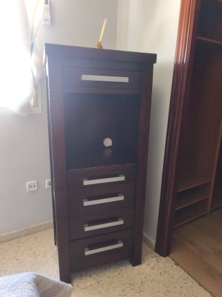 2 Mesitas de noche y cómoda de madera