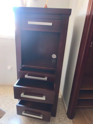 2 Mesitas de noche y cómoda de madera