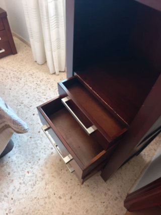 2 Mesitas de noche y cómoda de madera