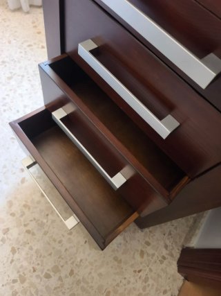 2 Mesitas de noche y cómoda de madera