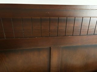 2 Mesitas de noche y cómoda de madera