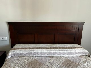 2 Mesitas de noche y cómoda de madera