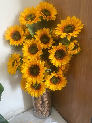 2 vasi con fiori girasole e tappi sughero