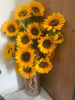 2 vasi con fiori girasole e tappi sughero