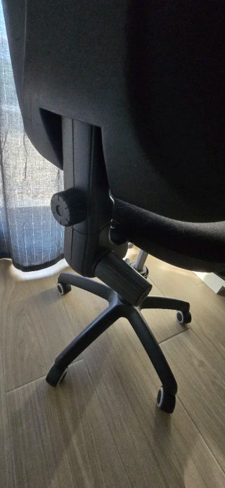 Silla de oficina negra con ruedas