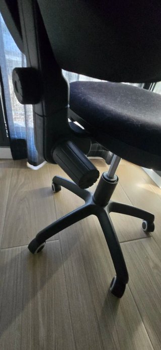 Silla de oficina negra con ruedas