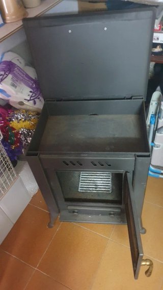 Estufa de leña metálica