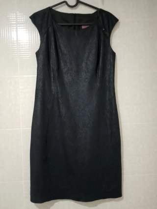 LOTE DE 6 VESTIDOS, 1 BLUSA, 1 FALDA Y 1 CHALECO.