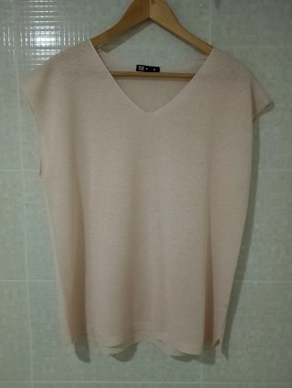 LOTE DE 6 VESTIDOS, 1 BLUSA, 1 FALDA Y 1 CHALECO.
