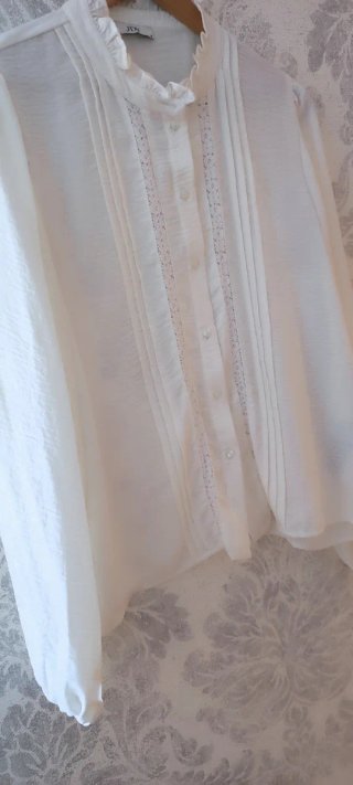 Blusa JDY blanca con tablillas y encaje